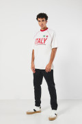 Camiseta oversize crema con diseños college y cuello redondo