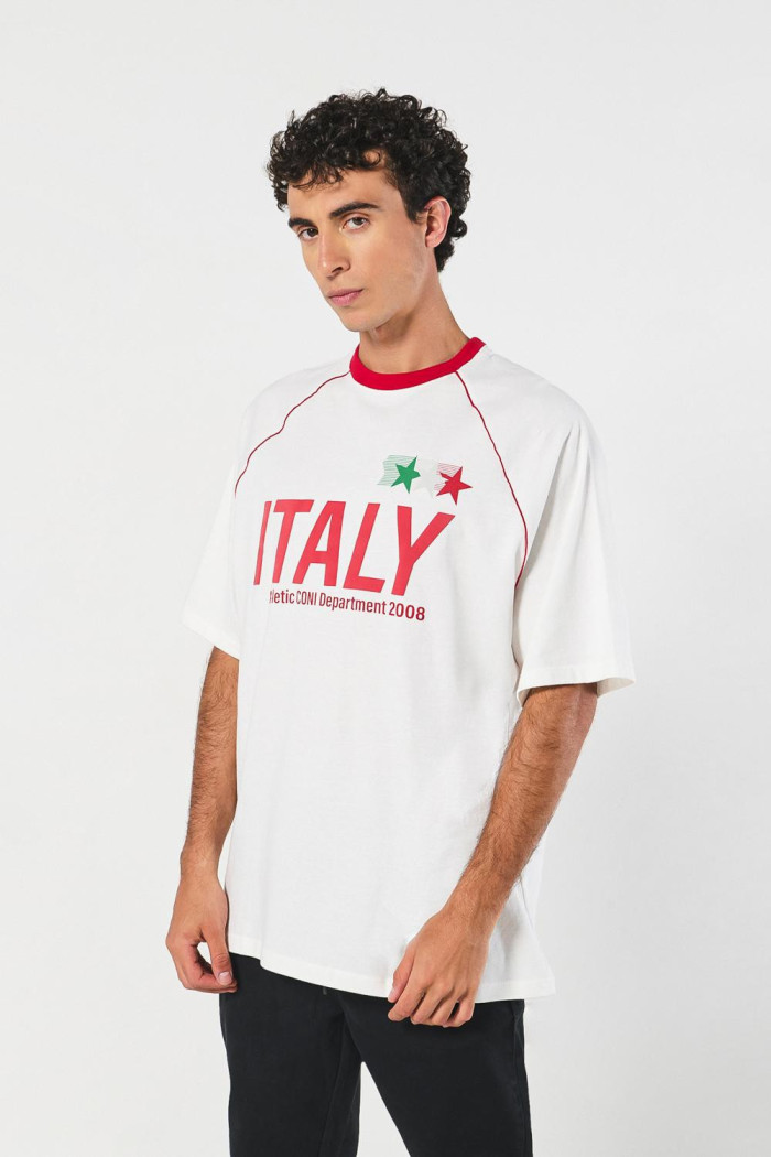 Camiseta oversize crema con diseños college y cuello redondo
