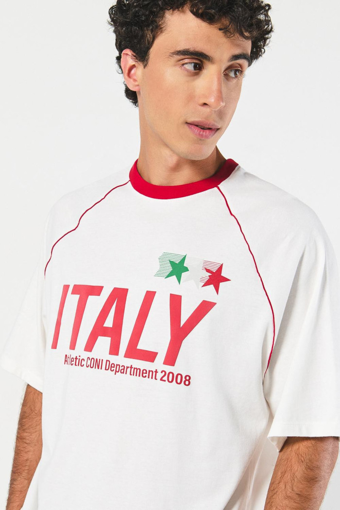 Camiseta oversize crema con diseños college y cuello redondo