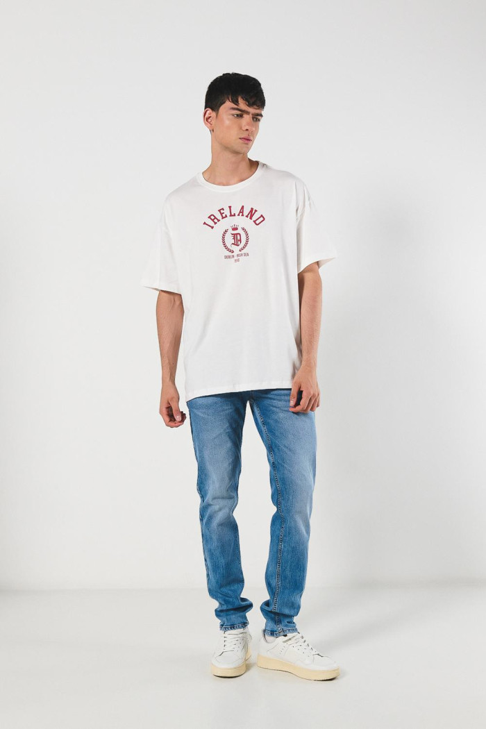 Camiseta oversize crema manga corta con textos college