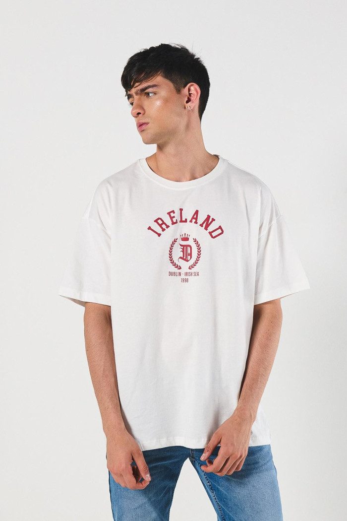 Camiseta oversize crema manga corta con textos college
