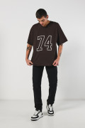 Camiseta college deportiva café oversize con cuello V