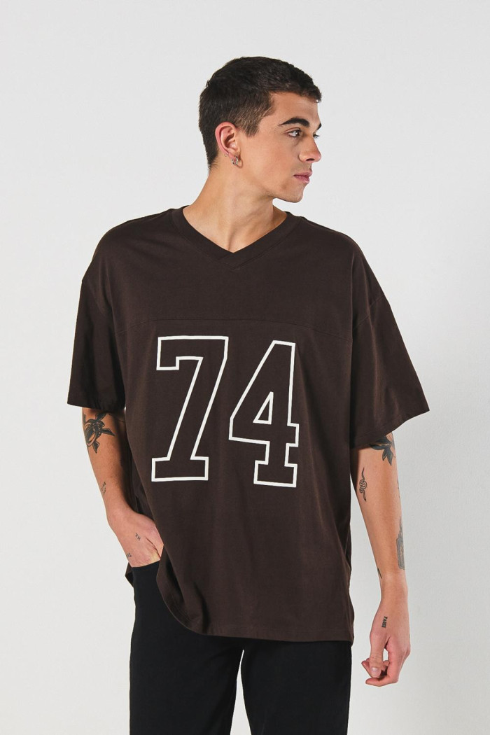 Camiseta college deportiva café oversize con cuello V