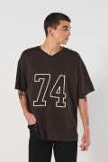 Camiseta college deportiva café oversize con cuello V