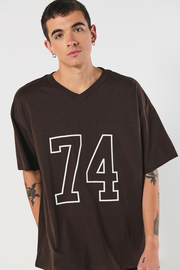 Camiseta college deportiva café oversize con cuello V