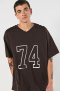 Camiseta college deportiva café oversize con cuello V