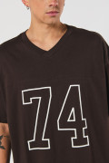 Camiseta college deportiva café oversize con cuello V