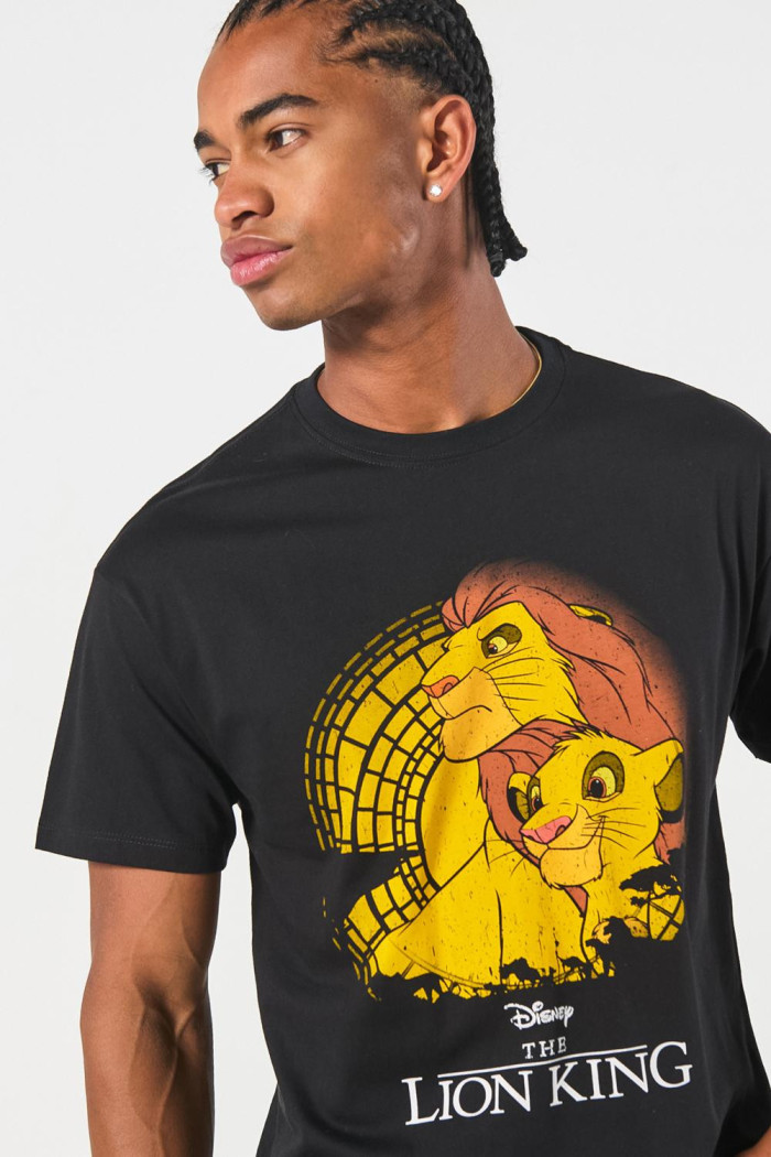 Camiseta negra manga corta con diseño del Rey León
