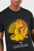 Camiseta negra manga corta con diseño del Rey León