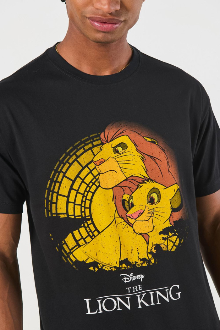 Camiseta negra manga corta con diseño del Rey León
