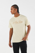 Camiseta cuello redondo kaki clara con texto college