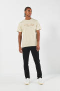 Camiseta cuello redondo kaki clara con texto college