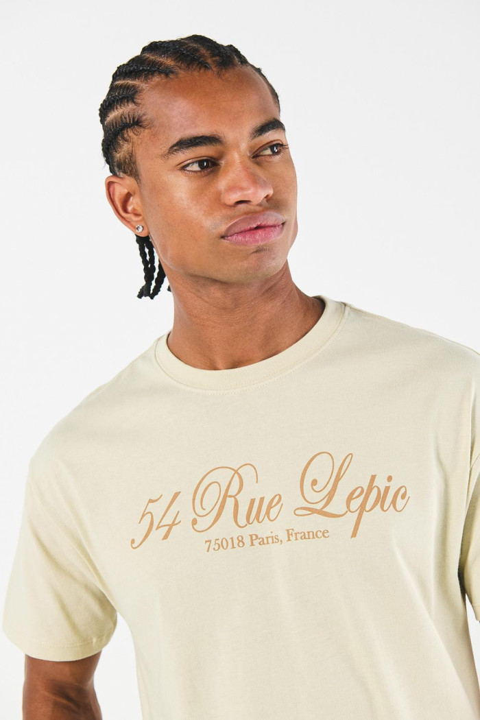 Camiseta cuello redondo kaki clara con texto college