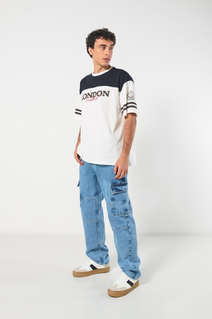 Camiseta crema college oversize con cuello redondo