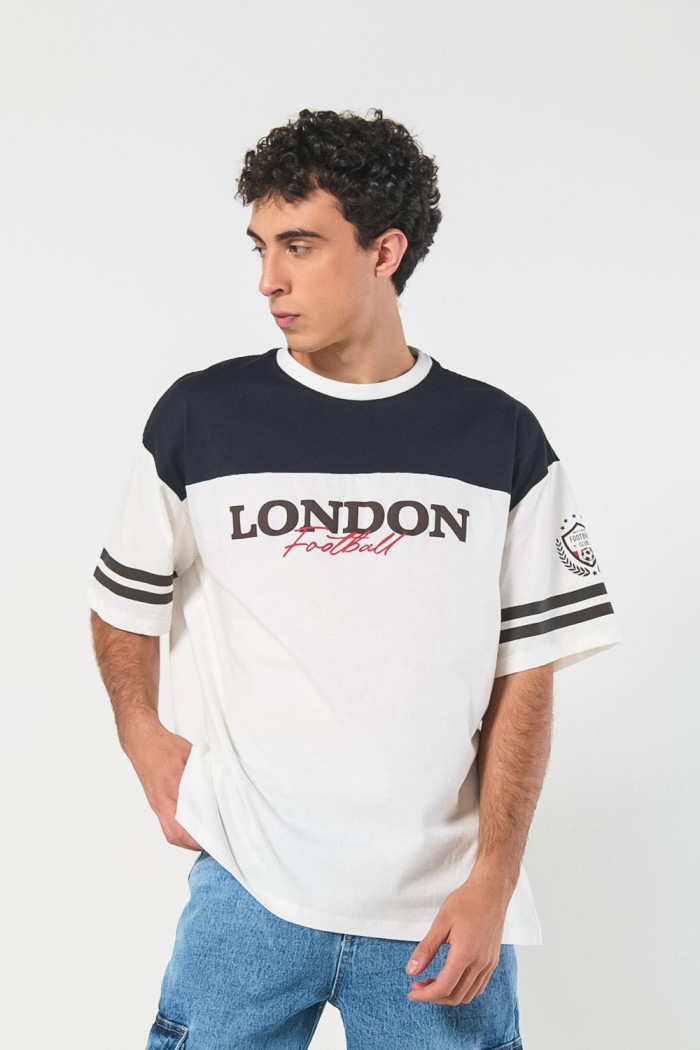 Camiseta crema college oversize con cuello redondo