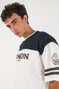 Camiseta crema college oversize con cuello redondo