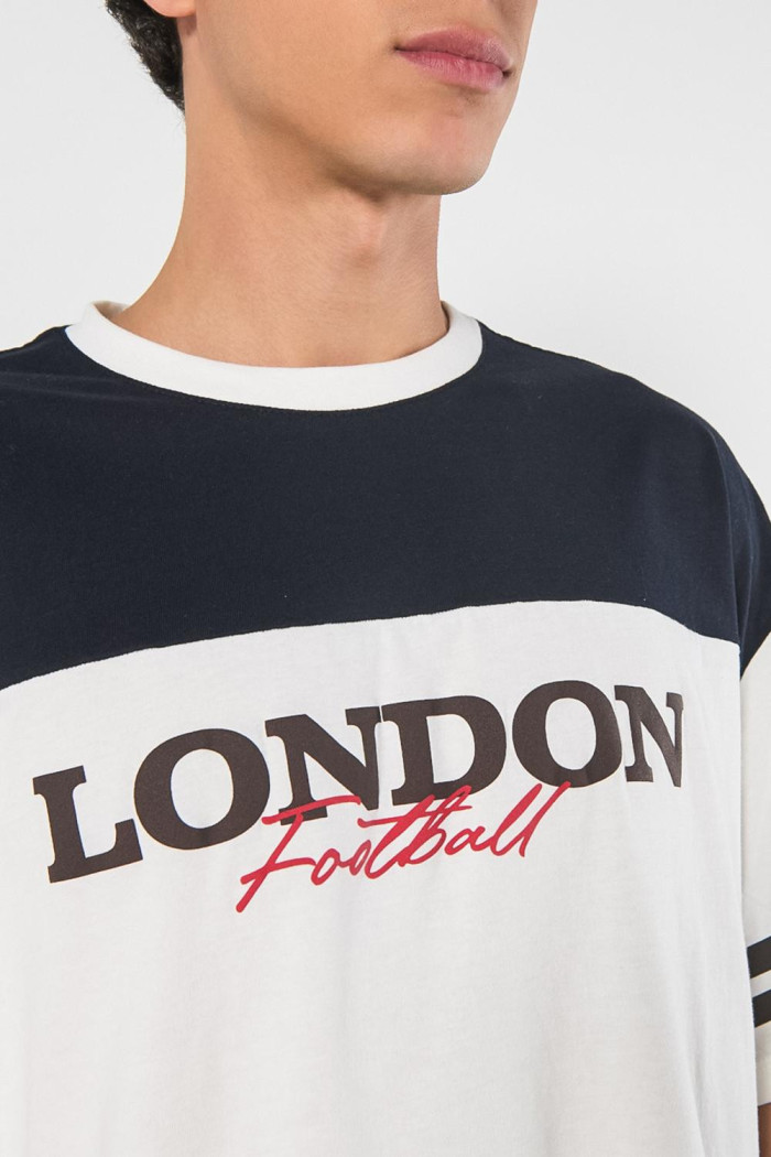 Camiseta crema college oversize con cuello redondo