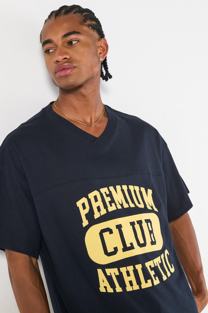 Camiseta cuello V oversize azul con diseño college