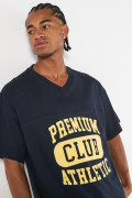 Camiseta cuello V oversize azul con diseño college