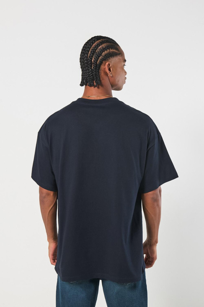 Camiseta cuello V oversize azul con diseño college