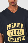 Camiseta cuello V oversize azul con diseño college