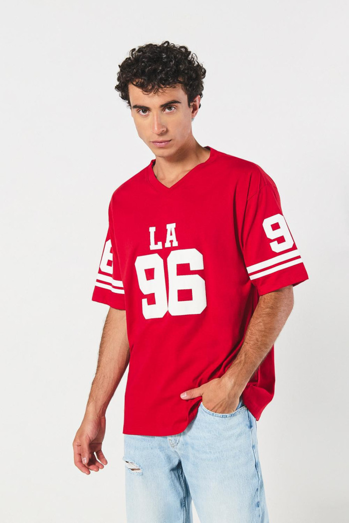 Camiseta roja oversize cuello V con diseño college