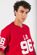 Camiseta roja oversize cuello V con diseño college
