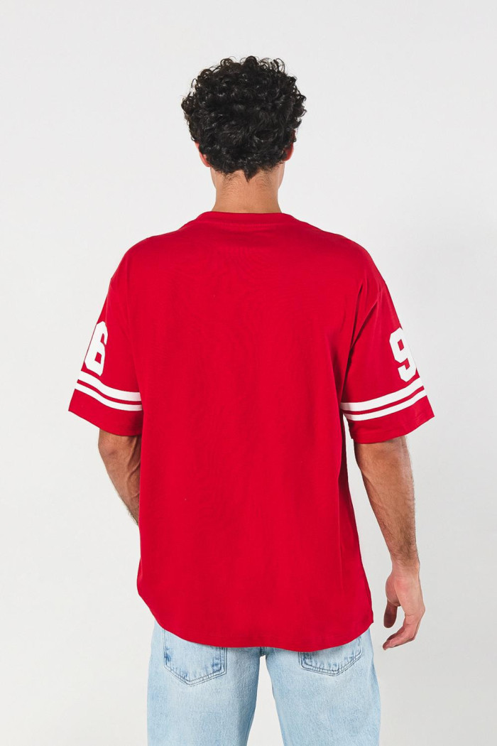 Camiseta roja oversize cuello V con diseño college