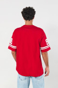 Camiseta roja oversize cuello V con diseño college