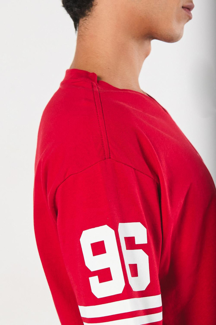 Camiseta roja oversize cuello V con diseño college