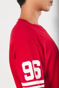 Camiseta roja oversize cuello V con diseño college