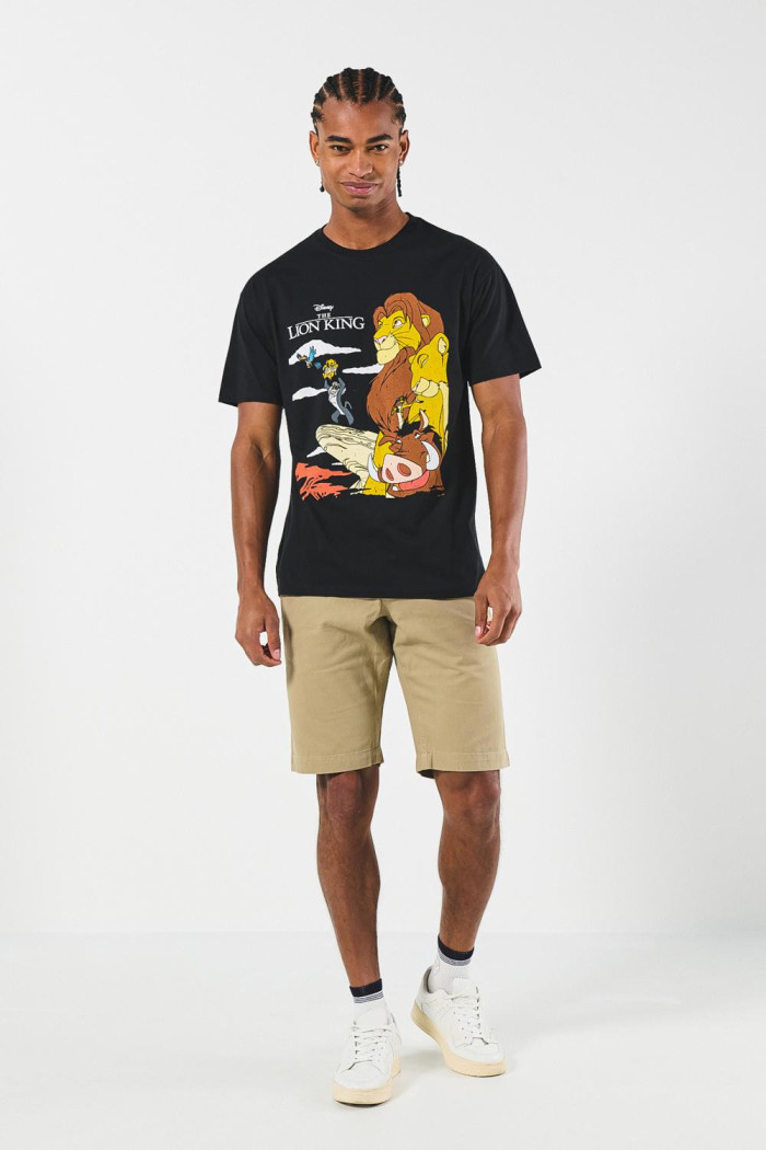 Camiseta negra cuello redondo con arte del Rey León