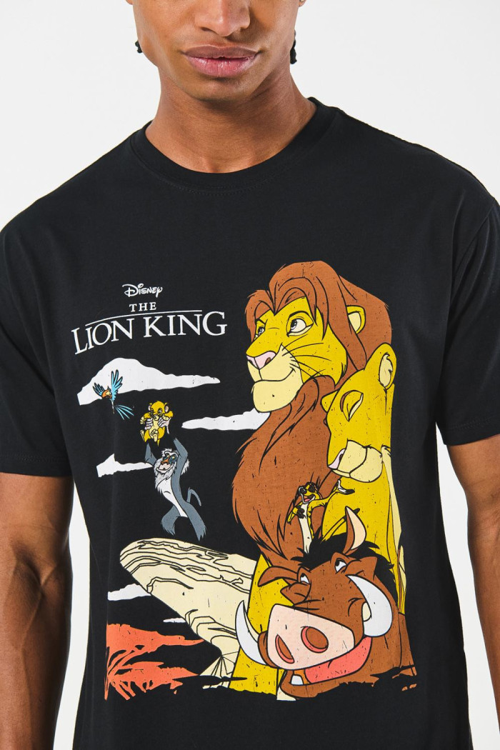 Camiseta negra cuello redondo con arte del Rey León