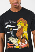 Camiseta negra cuello redondo con arte del Rey León