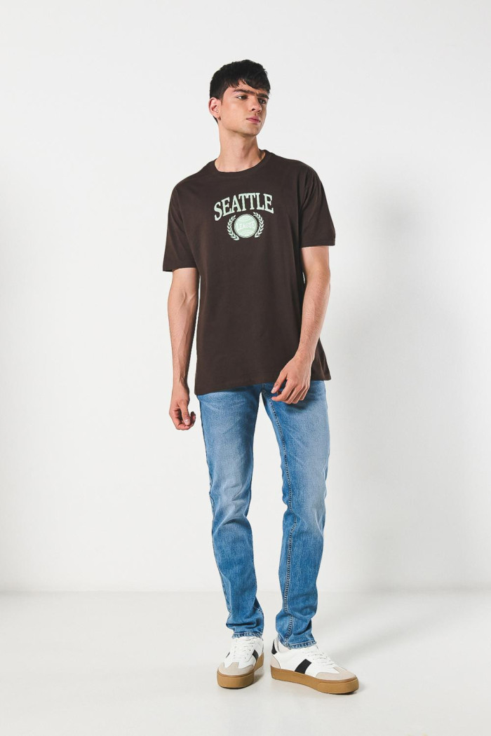 Camiseta manga corta café oscura con diseño college