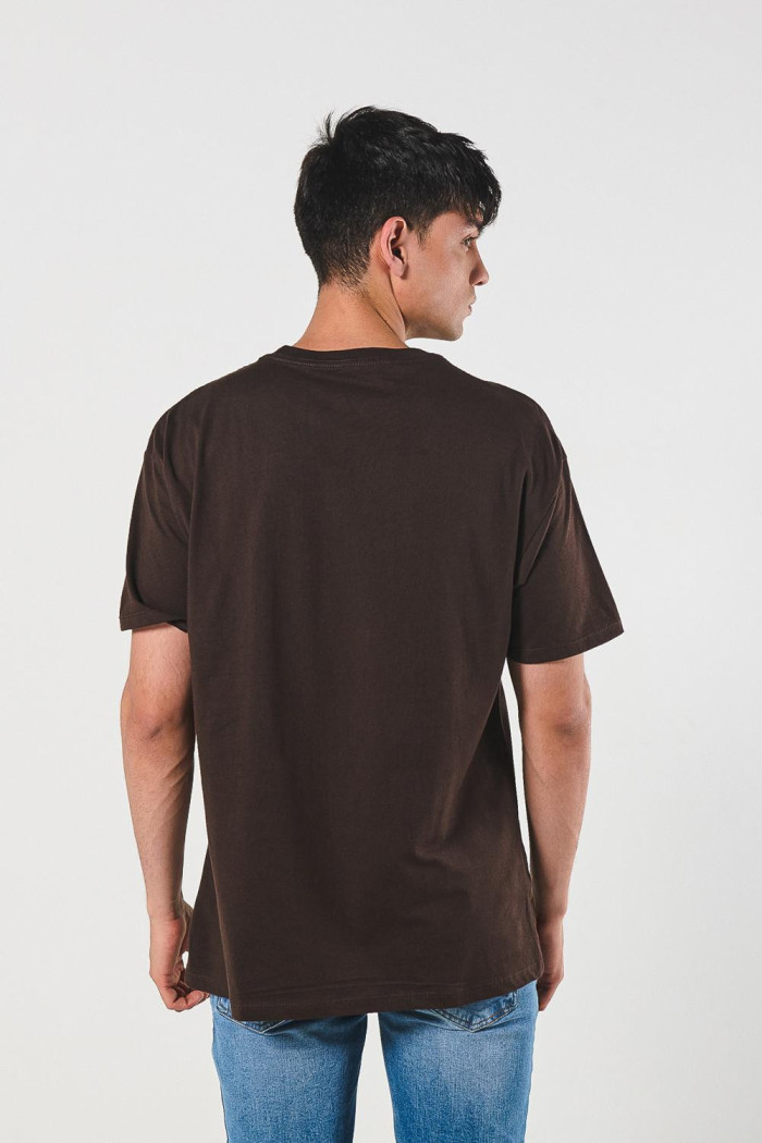 Camiseta manga corta café oscura con diseño college