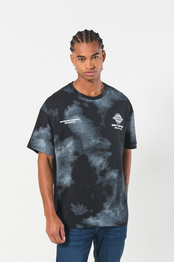 Camiseta manga corta tie dye negra oversize con arte urbano