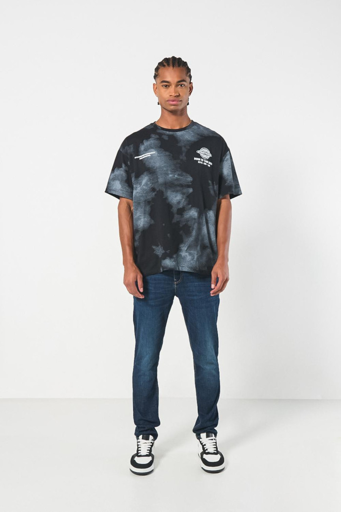 Camiseta manga corta tie dye negra oversize con arte urbano