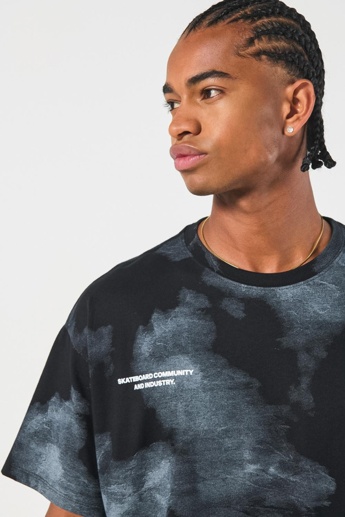 Camiseta manga corta tie dye negra oversize con arte urbano