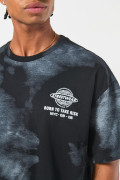 Camiseta manga corta tie dye negra oversize con arte urbano