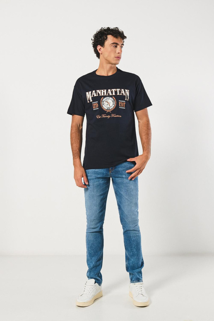 Camiseta manga corta azul intensa con diseño college