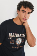 Camiseta manga corta azul intensa con diseño college