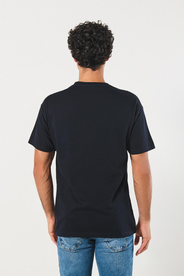 Camiseta manga corta azul intensa con diseño college