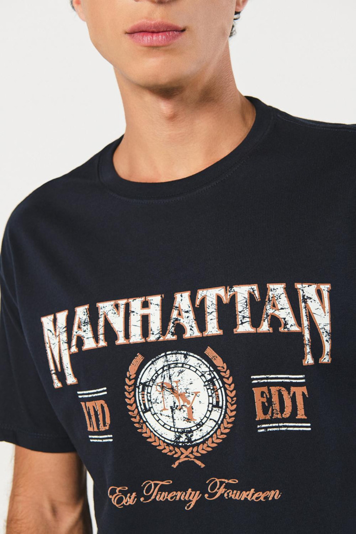 Camiseta manga corta azul intensa con diseño college