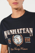 Camiseta manga corta azul intensa con diseño college
