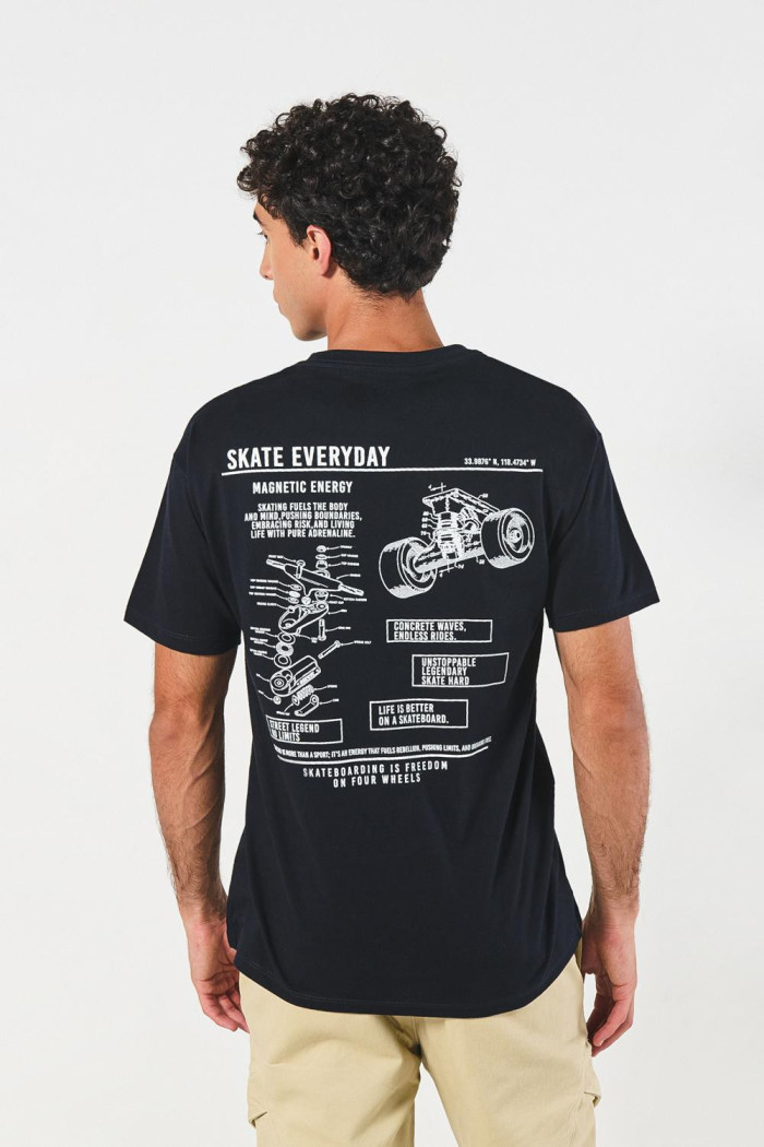 Camiseta manga corta azul intensa con diseños urbanos
