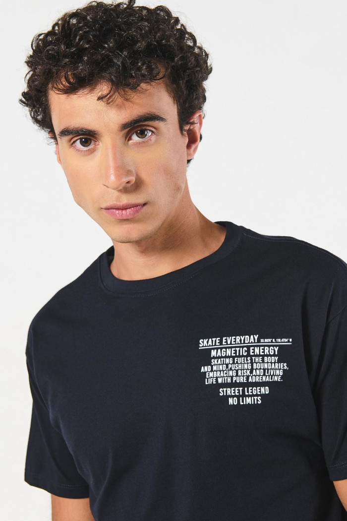 Camiseta manga corta azul intensa con diseños urbanos