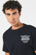 Camiseta manga corta azul intensa con diseños urbanos