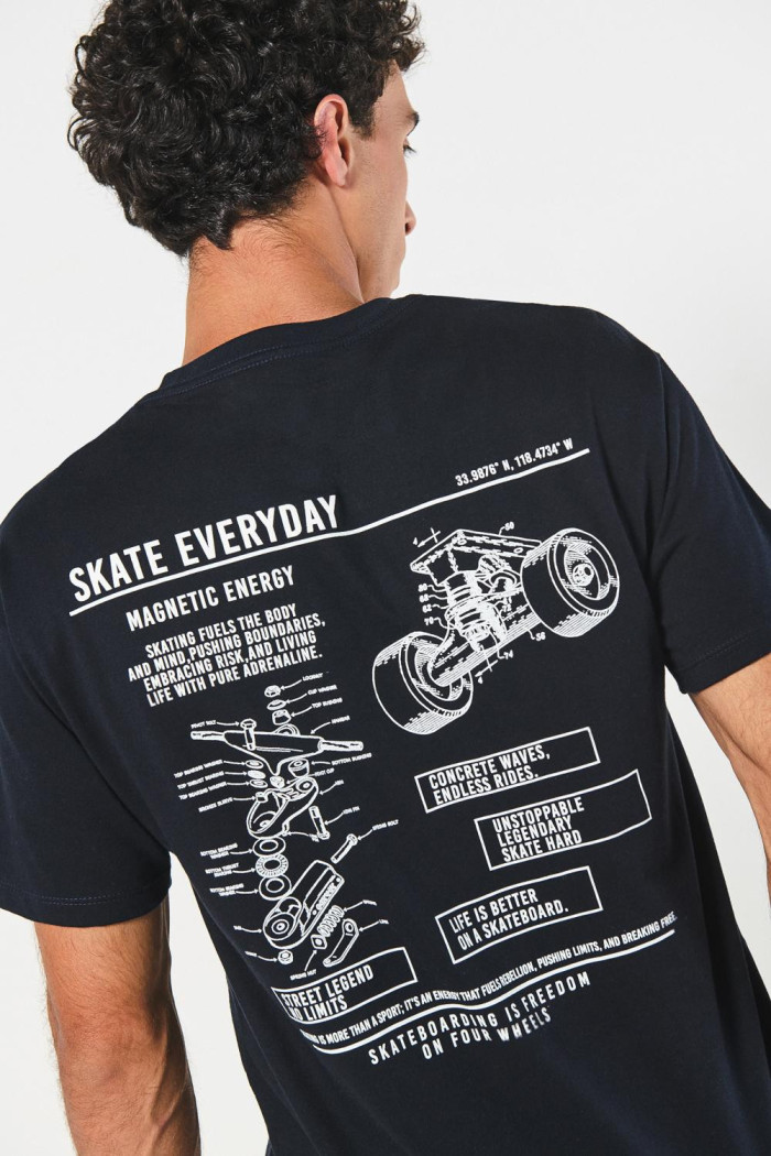 Camiseta manga corta azul intensa con diseños urbanos