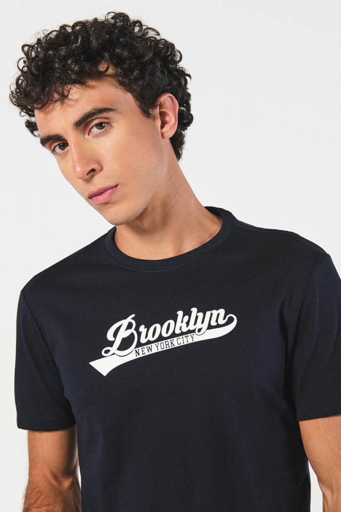 Camiseta manga corta azul intensa con arte college